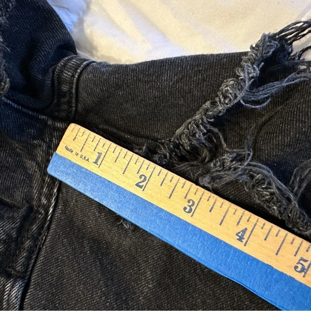 Levi’s Women’s Washed Black Denim Cut Off 501 Button Fly Shorts size 34 (O)